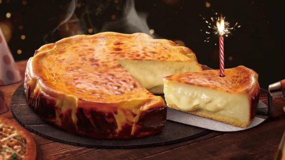 必勝客推出限量「巴斯克熔岩起司蛋糕」！熱騰騰爆漿內餡，表面淡淡焦香完全超邪惡美食