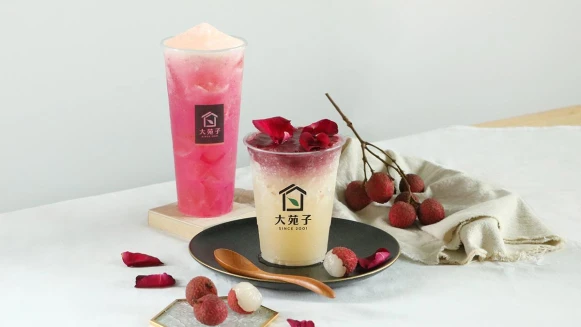 荔枝冰沙來了！大苑子2款荔枝系列飲品夢幻登場，還有許慶良玫瑰鮮奶酪等著大家嚐鮮