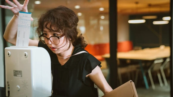 宅女小紅厭世生活影集2月上線!《何百芮的地獄毒白》郭書瑤主演,由《孤味》團隊全新製作