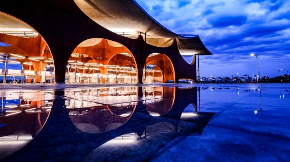 「波光市集」新竹南寮最新打卡地標！全國首座海浪意象特色建築，入夜倒影＋黃金沙灘色系美呆