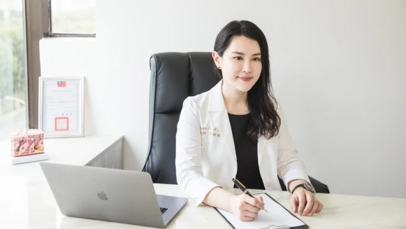 「肌膚的雕塑藝術家」呂佩璇醫師告訴妳：想擁有年輕細緻的完美肌膚，安全高效又快速的醫美新療程，讓顏值無痛升級！