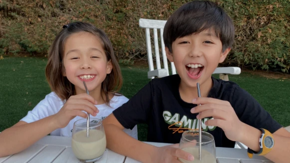 個性派萌帥兄弟！10歲亞歷 &amp; 7歲阿弟 誰說男孩不能留長髮？