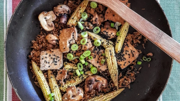 豆腐排佐菠菜野菇、豆腐漢堡佐紫蘇葉蘿蔔泥，2道日式低脂豆腐料理，簡單就能做出好滋味！