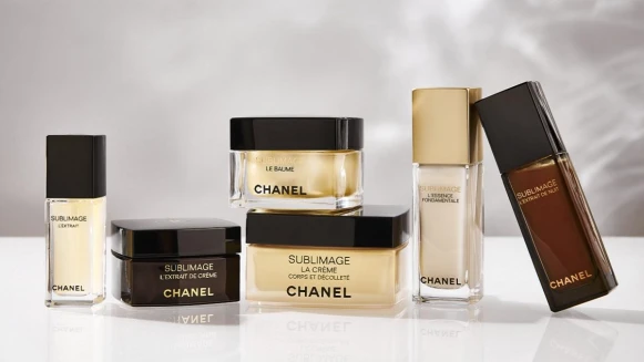 肌膚由內而外清透明亮,讓人充滿自信,才是真正的奢華!香奈兒兩精一油一霜再+1,全新重生修護霜、彈力頸胸霜,無微不至呵護女人的美