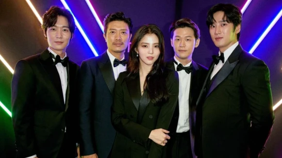  韓韶禧辣爆！領軍19禁《以吾之名》演員群前進釜山影展開幕式！不穿華麗禮服，全黑正裝女王氣勢強！