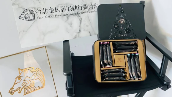 「青鳥旅行」聯手米其林餐盤台菜名店，跨界合作金馬獎推出「聚像點金 金馬聯名紀念禮盒」灌餡蛋捲