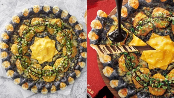 必勝客萬聖節口味來了！推出台味「蒜香黑咖哩豬排比薩」，上頭還有金黃起司太罪惡