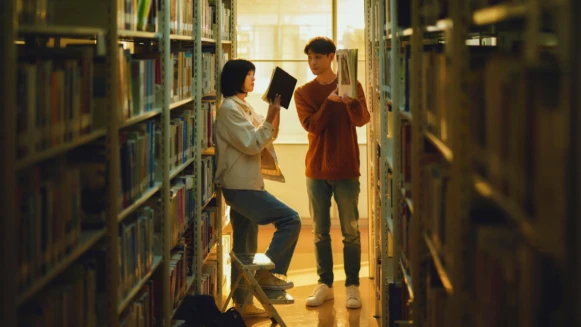 《一杯熱奶茶的等待》改編網路暢銷小說！連晨翔、吳子霏共譜青春愛戀：「我可以一直待在妳的腦袋裡嗎？」