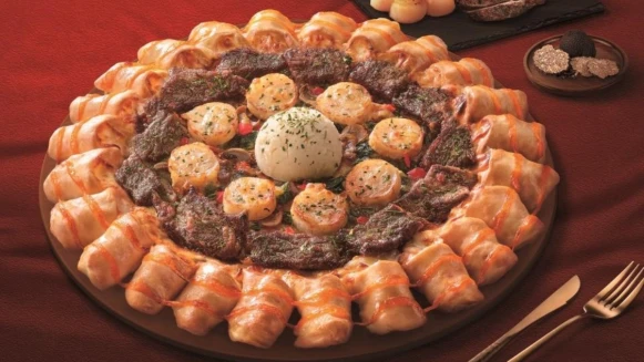 必勝客新口味太豪華！「威士忌牛排干貝比薩」鋪滿6盎司牛排、炙燒干貝超澎湃