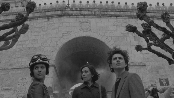 「甜茶」提摩西夏勒梅《法蘭西特派週報》全裸出浴大秀新肌肉，羞喊：別批評我！