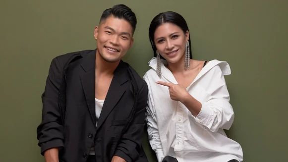 艾怡良登上紐約時代廣場巨幕為女性平權發聲，與李玖哲性感唱訴內心〈痛感〉的貪愛渴求