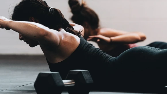 空腹瘦肚子！3組熱身+4組基礎訓練可強化核心，持續練2週會瘦得很有感！