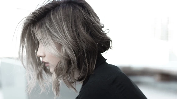 年輕人也會長白髮5大原因！醫師傳授多吃「這些」食物，預防提早長白髮