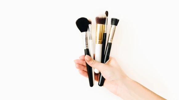 化妝新手必買刷具有哪些?粉底刷、蜜粉刷…這三支最值得推薦!