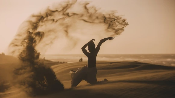 歲末假期好適合飛往南國恆春感受萬種風情，2021落山風藝術季邀你一同吹吹風、看海、欣賞慢活療癒身心的山海沙地共生之作