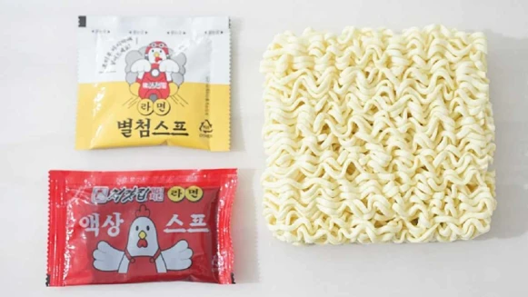 哈韓控準備搶一波! 韓國爆紅「起家雞麵麵」台灣終於也買的到了! 超辣超過癮!韓式辣洋釀炸雞口味乾拌麵限時限量加購$229元