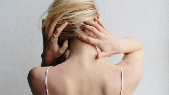 揉揉肩按按頸，肩頸還是僵硬不適？日本中西醫專家列舉20種常見疼痛，透過按摩/伸展/放鬆，親授73組對症解痛手法！