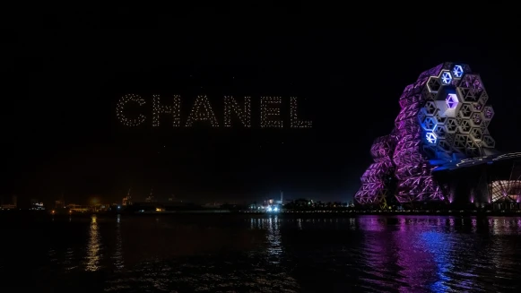 香奈兒N°5香水百年傳奇壓軸驚喜!12/17高雄空中出現N°5、雙C標誌、山茶花