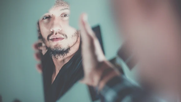 自戀型人格9特徵!另一半是自戀型人格怎麼辦?醫曝這些情況是離開警訊