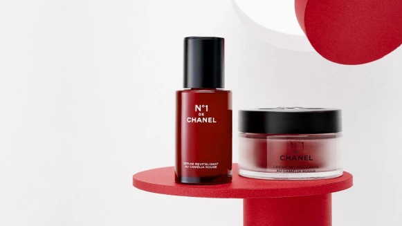 2022開年就出現超重量級抗老精華--香奈兒1號紅色山茶花活能精萃,滴滴揭露獨特紅色山茶花強大美肌力,記者會上秒收服美妝編輯群!