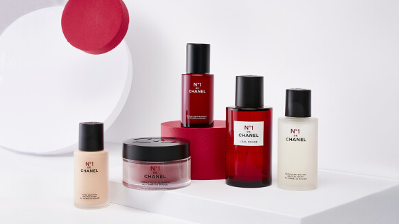 守住青春的第一步「香奈兒1號紅色山茶花活能系列」已經準備好為美肌鋪路，全系列從保養、彩妝、香氛、粉底都要女人青春停格！