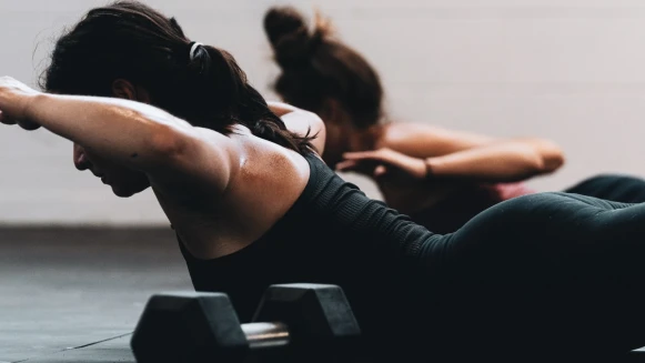 利用水瓶輔助 6組居家訓練可瘦上腹、下腹和側腹，練起來！