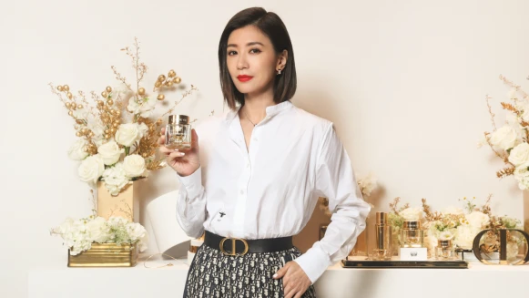 賈靜雯：「保養肌膚其實很簡單，我喜歡做瑜珈，收操的那刻流汗了，膚況變好，身心靈也跟著舒暢了！」