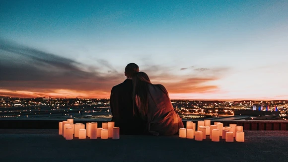 Tinder公開過年招桃花方位、開運色！除夕到初五快照著做，待在家就能增強愛情運