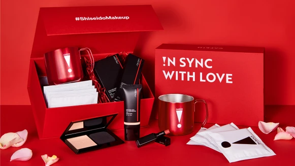 資生堂與人氣CAFE!N聯手,讓情人節浪漫又時髦!買#底妝水行俠「超進化持久保濕精華水粉底」或任意底妝系列滿額$3000,就送CAFE!N超進化戀愛禮盒為戀情升溫~