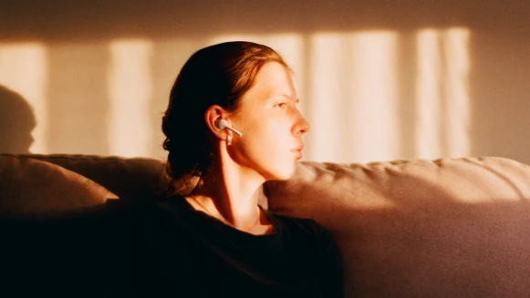 在室內也需要擦防曬嗎？皮膚科醫師解答，加碼防曬乳挑選撇步