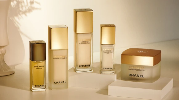 女人都值得擁有的香奈兒奢華家族兩精一油一霜，全新成員亮眼精萃續航五月梵尼蘭、黃金麒麟草美肌力，締造奢華透潤肌。