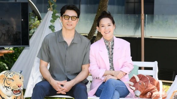 旅遊節目《我們回家吧2》主持人曾寶儀,邀請《華燈初上》鳳小岳與媽媽同框,叮嚀:「拍戲前一天不要做愛!」