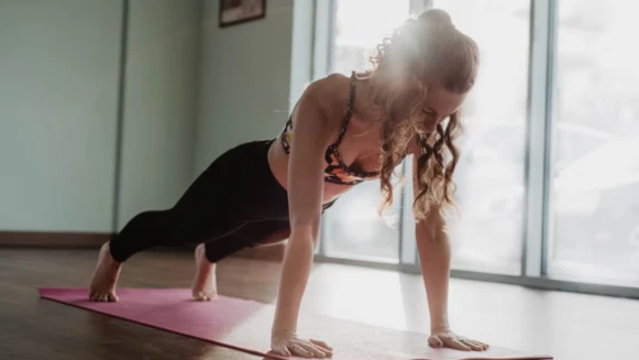 提升核心力量不要只做平板支撐！6組核心動作練起來！