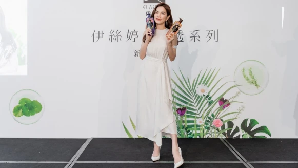 解接的話要聽！輕透女神ELLA唯一指定， 台灣研發的【Elastine 伊絲婷 輕透系列】，保養級植萃x無添加， 奢養頭皮才能擁有健康亮麗髮絲成就強大女神氣場！