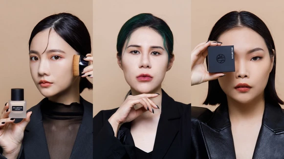 油肌崩妝、乾肌卡紋，3種你會遇到的底妝重災，讓植村秀「定妝專家」來解決！內行ㄟ手法學起來，完美鎖死精緻底妝