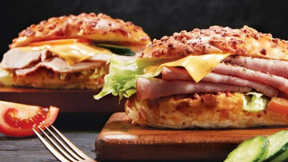 85度C推高CP值「火腿里肌起司堡」！高達5公分的滿滿餡料，50元有找