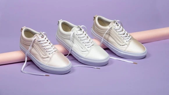 Vans Old Skool推出珍珠光、玫瑰金…奢華珠光系列，鞋背面還多了這個小巧思