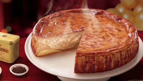 必勝客「巴斯克熔岩起司蛋糕」推出新口味！加入TWININGS皇家伯爵茶香，溫熱起司內餡太誘人