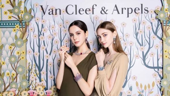 一生難得見到一次的奢華絕美-- Van Cleef &amp; Arpels梵克雅寶高級珠寶展，以絢麗繽紛的寶石詩篇，開啟和煦的爛漫春光！