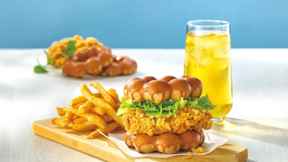 21世紀x Mister Donut聯名推「炸雞波堤堡」！鹹甜微辣滋味超涮嘴