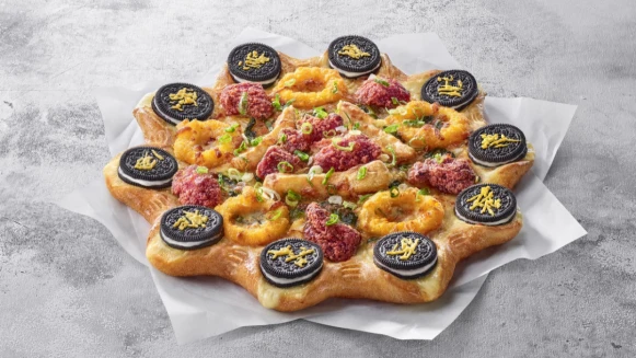 必勝客推出鹽酥雞比薩！不只甜不辣、九層塔，還超狂加上OREO餅乾