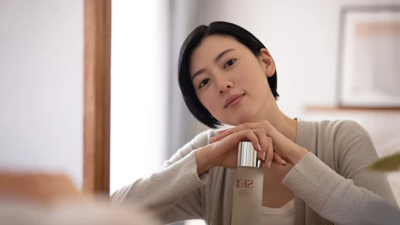 SK-II最新品牌大使是日本女神三吉彩花！參與了SK-II驚喜推出的全新《PITERA™&amp; Me》保養自拍影片，全程無腳本真實呈現水潤光透肌！