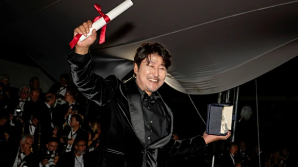 宋康昊 奪坎城最佳男主角!韓國演技教科書《殺人回憶》《寄生上流》《計程車司機》「忠武路」頂流演員第一人!