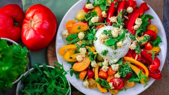 彩椒洋蔥木耳炒雞柳、羽衣甘藍蝦仁沙拉 清爽健康的維生素C低脂食譜來了！