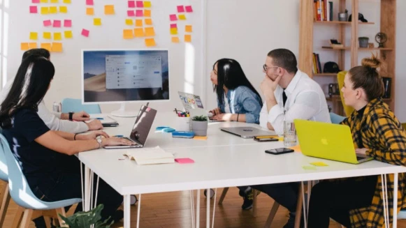 開會只是浪費時間?這些公司乾脆禁止員工開會,還能高效工作