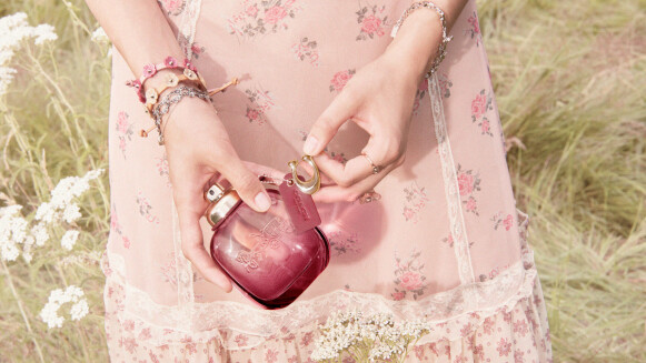 盛夏香水怎麼選?輕盈浪漫不黏膩!COACH曠野玫瑰淡香精 打造你的夏日女神香