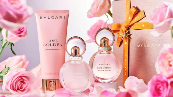 七夕的玫瑰疊香戀愛儀式,交給寶格麗粉紅香氛珠寶「歡沁玫香系列」!淡香水、淡香精、身體乳隨心疊用,交織出召喚浪漫愛情的美好氣息!