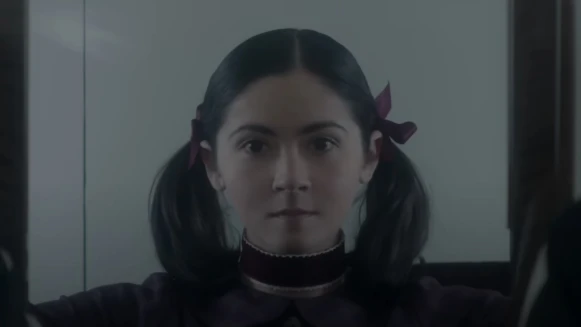 《孤兒怨》前傳預告曝光！當年雙馬尾不老女孩恐怖回歸，揭開逃離精神病院的暗黑故事