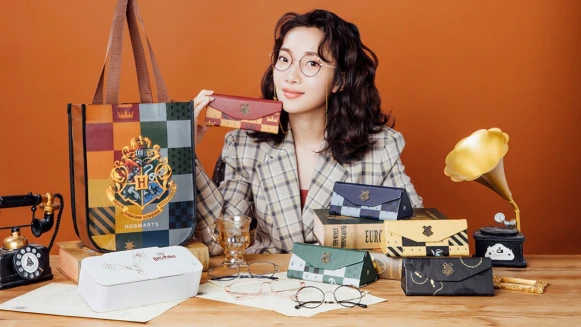 寶島眼鏡推出如此生火推坑的哈利波特合作不能只有M編知道！從鏡框、眼鏡口罩鍊、收納包…豐富周邊商品，精緻夢幻到讓人想直接ALL IN！