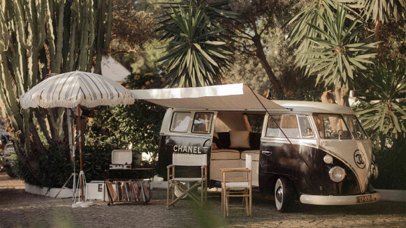 香奈兒小巴出沒！Chanel Summer Tour前往地中海，愜意渡假氛圍超想體驗